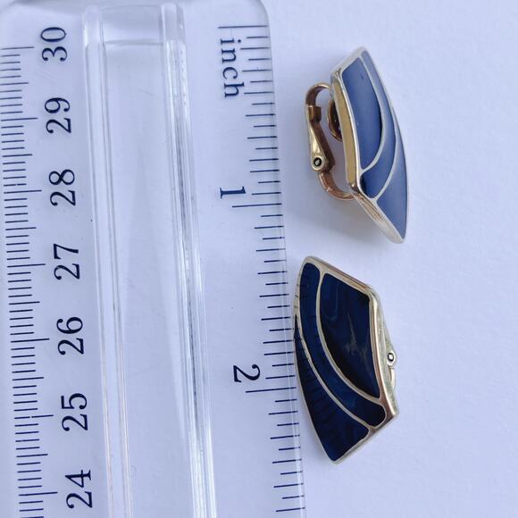 VTG Signed Trifari Clip On Earrings Black Enamel Gold Tone 1980s Geometric Style - Picture 9 of 10